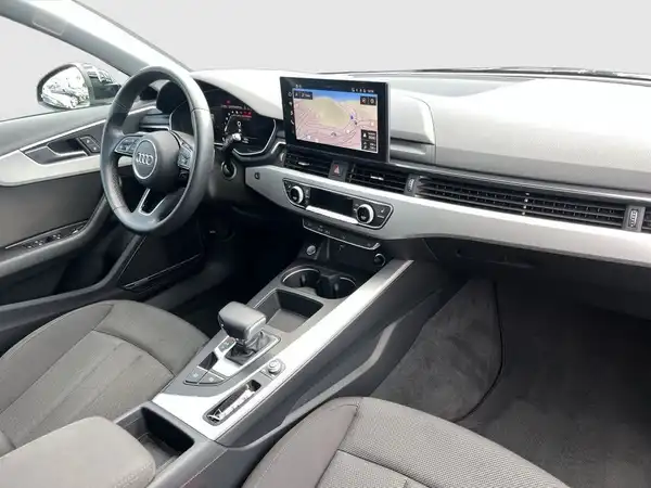Das Bild zeigt das Innere eines AUDI A4 AVANT, mit einem grauen Interieur. Es enthält markante Texteinblendungen.