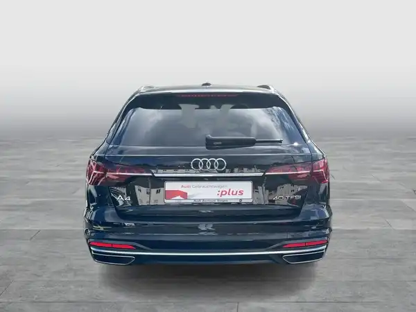Das Bild zeigt die Rückansicht eines schwarzen AUDI A4 AVANT. Das Händlerlogo ist sichtbar und es sind einige markante Texteinblendungen vorhanden.