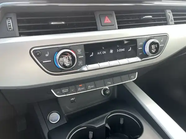Aufnahme des Innenraums eines Audi A4 Avant mit einem schwarzen Interieur.