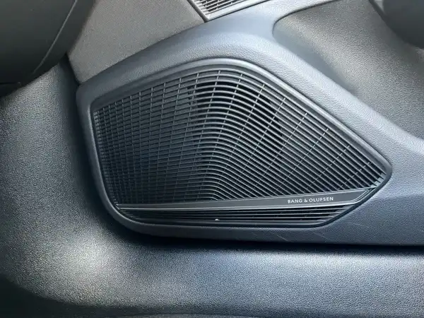 Innenaufnahme des AUDI A4 AVANT, zeigt den Lautsprecherbereich mit Bang & Olufsen Lautsprechern, in schwarz.