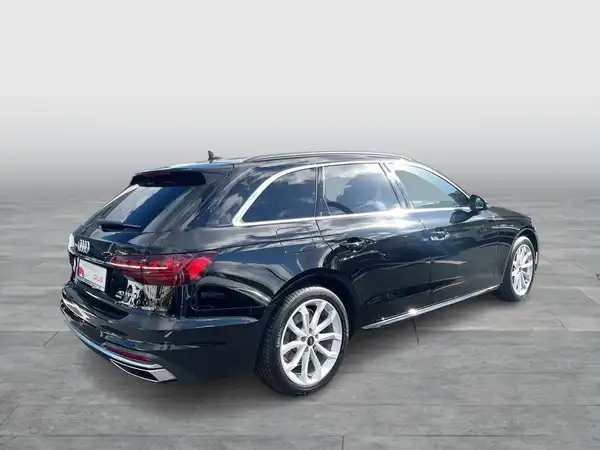Das Bild zeigt einen schwarzen AUDI A4 AVANT von hinten aufgenommen.