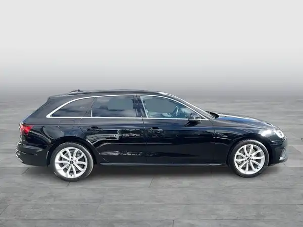 Das Bild zeigt einen schwarzen Audi A4 Avant, aufgenommen von der Seite.