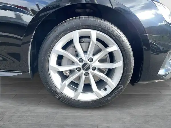 Bild zeigt das Rad eines schwarzen AUDI A4 AVANT, aufgenommen von der Seite.