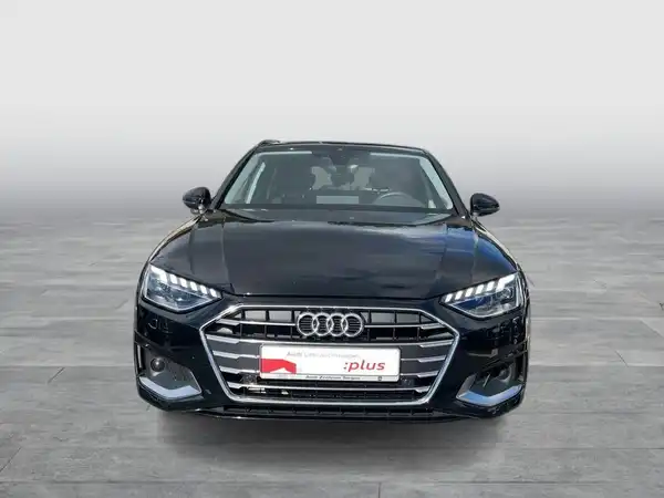 Das Bild zeigt einen schwarzen AUDI A4 Avant aus der Frontansicht mit Händlerlogo.