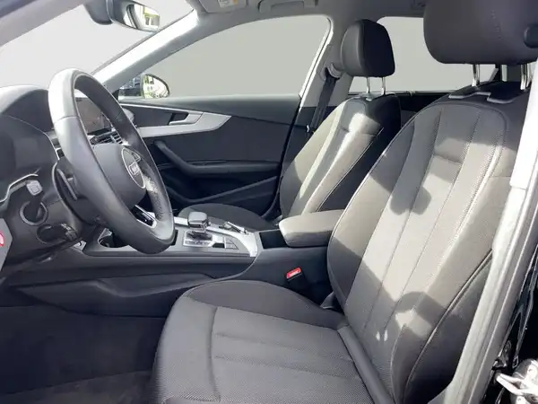 Das Bild zeigt den Innenraum eines AUDI A4 AVANT in schwarz, aus der Perspektive des Fahrers.