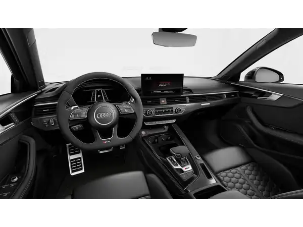 Die Innenaufnahme eines Audi RS4 Avant mit schwarzem Interieur und sichtbar markanten Texteinblendungen.