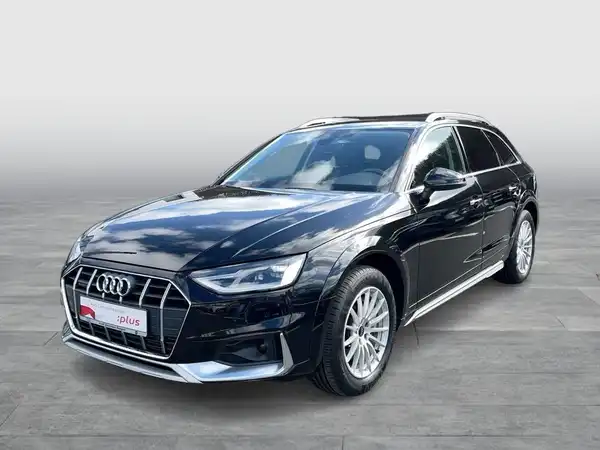 Das Bild zeigt einen schwarzen AUDI A4 ALLROAD von der Frontansicht. Es enthält ein Händlerlogo und markante Texteinblendungen.