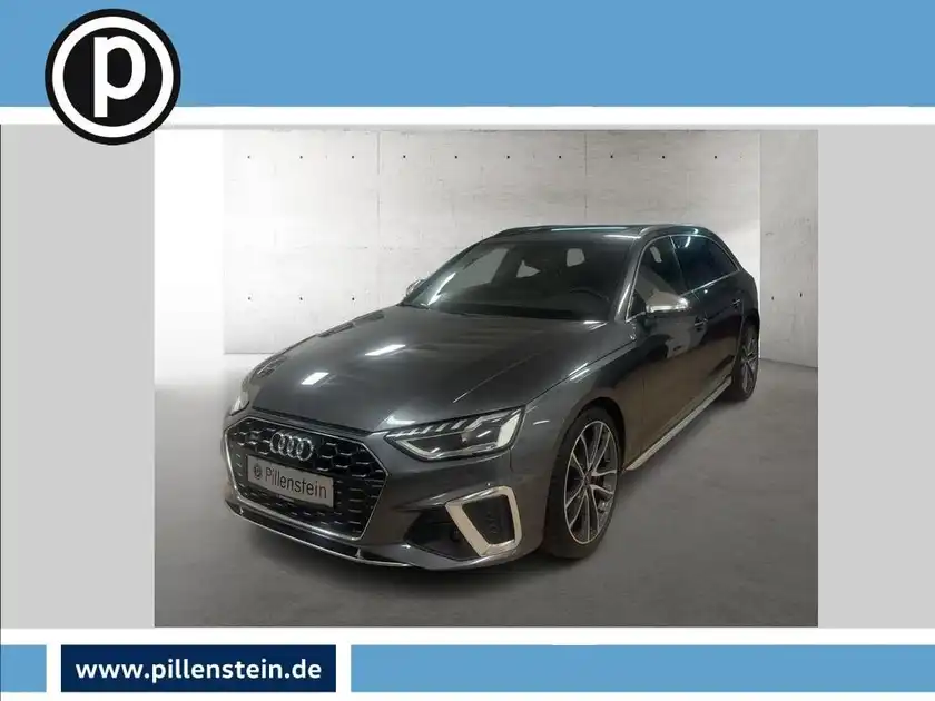 Das Bild zeigt einen grauen AUDI S4 AVANT von der Seite. Es ist ein Fahrzeugbild mit einem Händlernlogo und markanten Texteinblendungen.