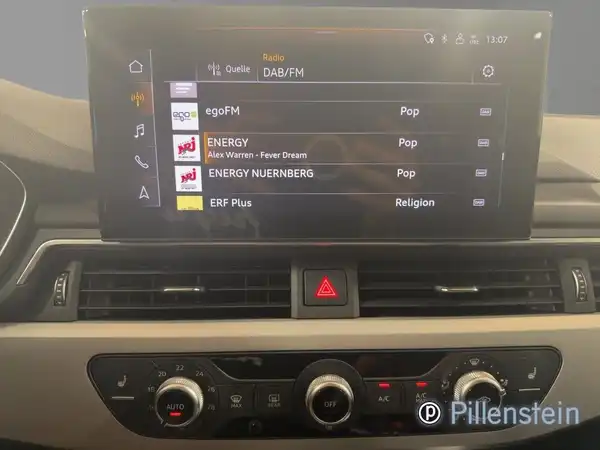 Das Bild zeigt das Innenraum-Display eines AUDI A4 AVANT mit einer beige Interiorfarbe. Es enthält markante Texteinblendungen und das Händlerlogo.