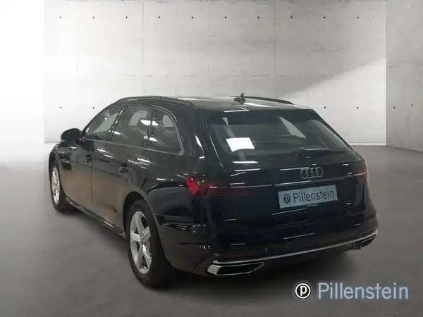 Das Bild zeigt einen schwarzen AUDI A4 AVANT von hinten. Das Händlerinstitut ist auf einem Logo platziert.
