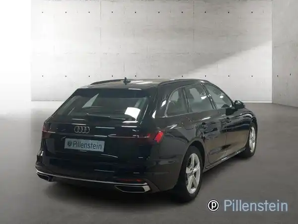 Das Bild zeigt einen schwarzen AUDI A4 AVANT von hinten. Das Händlerschlogo "Pillenstein" ist auf dem Foto eingeblendet.