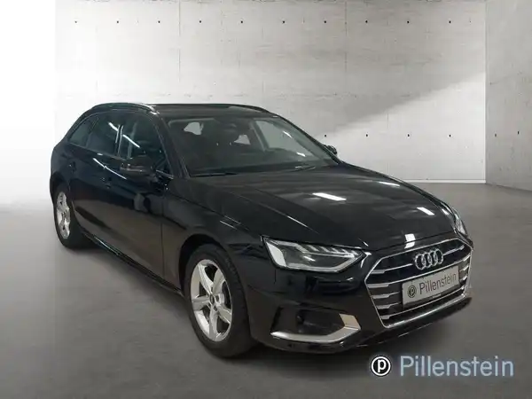 Das Bild zeigt einen schwarzen AUDI A4 AVANT von der Seite. Das Händlerlogo 'Pillenstein' ist eingeblendet.