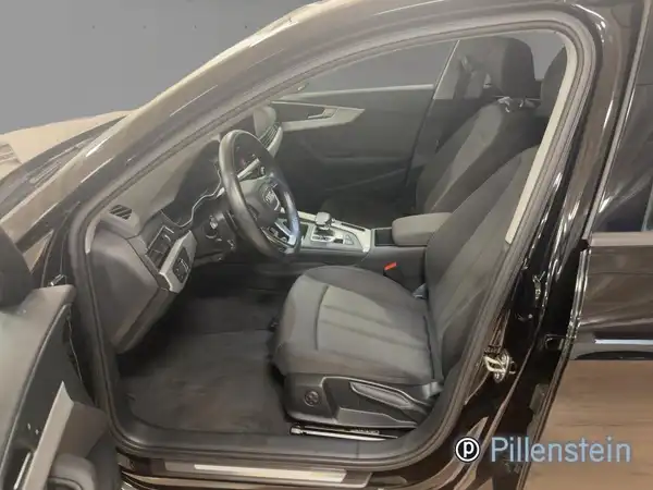 Das Bild zeigt den Innenraum eines schwarzen AUDI A4 AVANT. Die Sitze und das Interieur sind ebenfalls schwarz. Das Foto enthält das Händlerlogo.