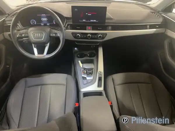 Das Bild zeigt den Innenraum eines AUDI A4 AVANT in Grau mit einer modernen Ausstattung, inklusive Armaturentafel und Sitzen.