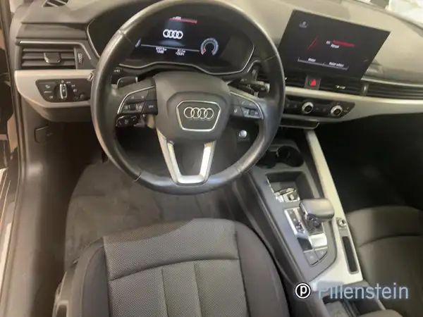 Das Bild zeigt das Innere eines AUDI A4 AVANT. Die Innenausstattung ist in Schwarz gehalten. Es sind einige Bedienelemente sowie das Lenkrad zu sehen.