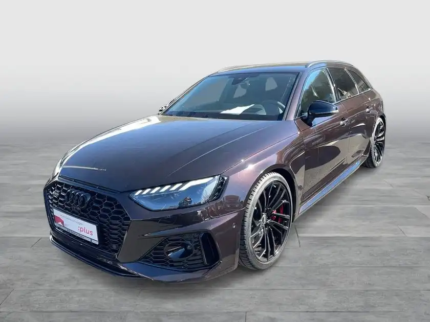Das Bild zeigt einen dunkelblauen AUDI RS4 AVANT von der Seite, es handelt sich um ein Fahrzeugbild mit markanten Texteinblendungen.