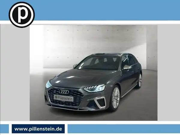 Das Bild zeigt einen grauen AUDI S4 AVANT aus der Seitenansicht. Auf dem Bild ist das Händlersymbol zu sehen.