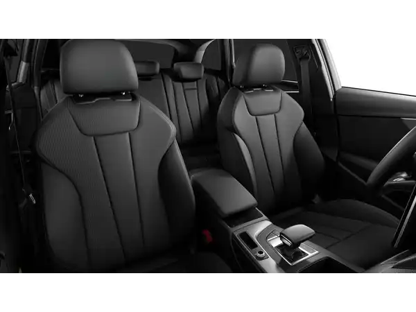Das Bild zeigt eine Innenaufnahme des Fahrzeugs, das Interieur ist schwarz.