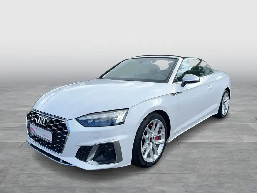 Das Bild zeigt einen AUDI S5 von der Seite in weißer Farbe. Es enthält das Händlerlogo und weitere Texteinblendungen.