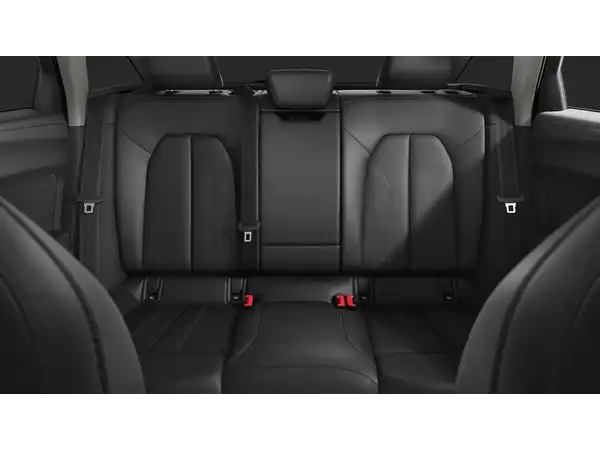Das Bild zeigt den Innenraum des AUDI A5, speziell die Rücksitze in schwarzem Leder.