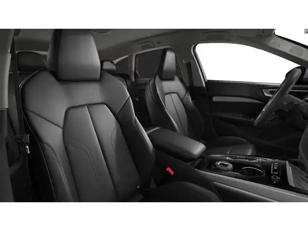 Innenaufnahme eines AUDI A5 mit schwarzen Ledersitzen.