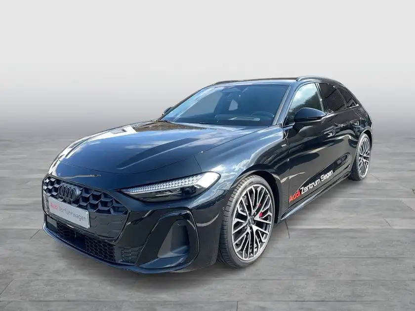 Das Bild zeigt einen schwarzen Audi A5 von vorne mit dem Händlerlogo Audi Zentrum Siegen und weiteren Texteinblendungen.