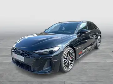 Das Bild zeigt einen schwarzen Audi A5 von vorne mit dem Händlerlogo Audi Zentrum Siegen und weiteren Texteinblendungen.