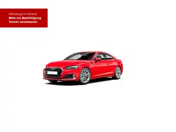 Das Bild zeigt einen roten Audi A5 Coupé von der Seite. Es enthält das Händlerlogo und markante Texteinblendungen.