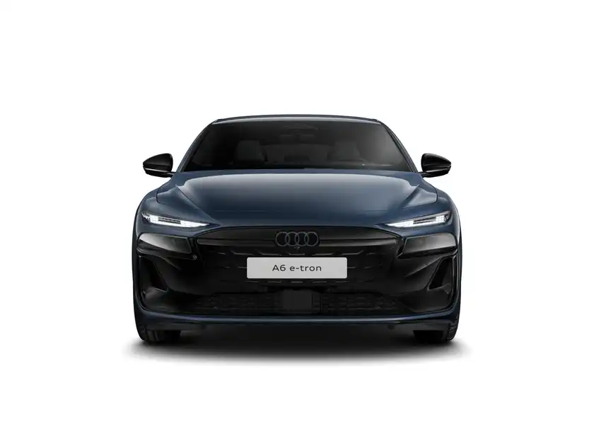 Es handelt sich um ein Bild von einem schwarzen Audi A6 e-tron, aufgenommen von vorne. Es enthält markante Texteinblendungen.