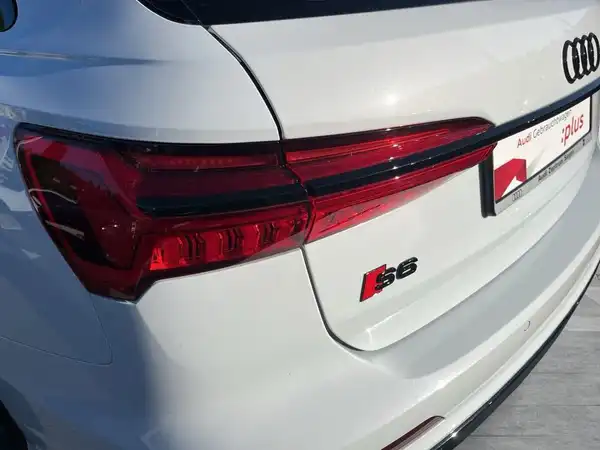 AUDI S6 AVANT (18/23)