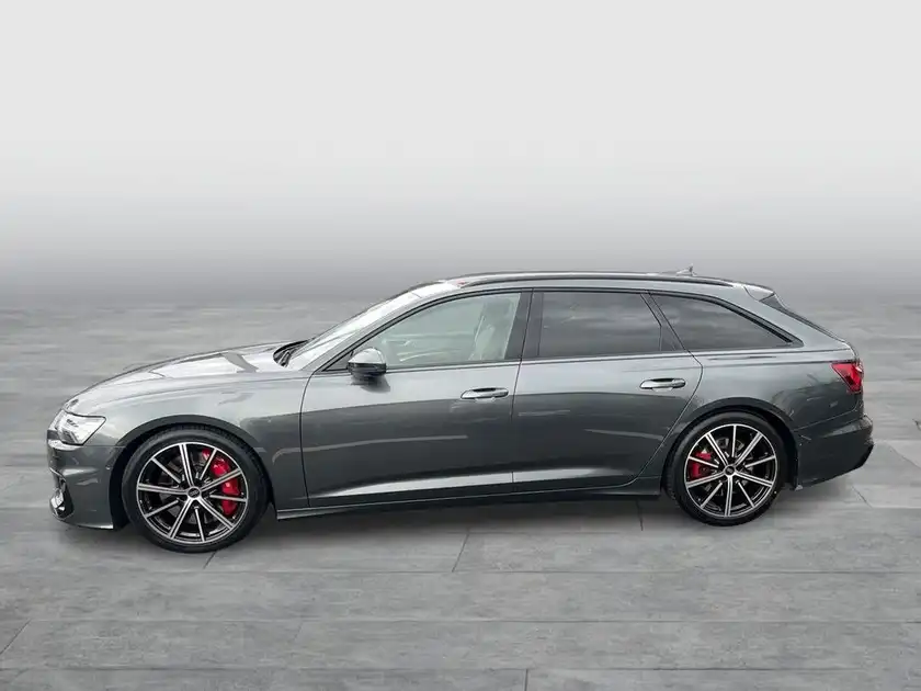 Das Bild zeigt einen grauen AUDI S6 AVANT von der Seite.