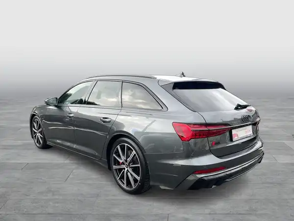 Das Bild zeigt einen AUDI S6 AVANT von der Seite in grauer Farbe.