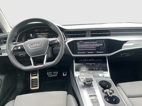 Dies ist eine Innenaufnahme des Audi S6 Avant mit einem grauen Interieur. Es enthält markante Texteinblendungen, jedoch kein Händlertlogo.