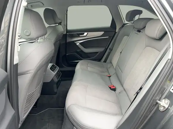 Innenaufnahme eines AUDI S6 AVANT, die Rücksitze zeigen eine helle Interieurausstattung.