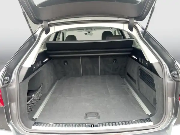Bild zeigt den Innenraum des Kofferraums eines AUDI S6 AVANT. Die Innenausstattung ist in schwarz gehalten.