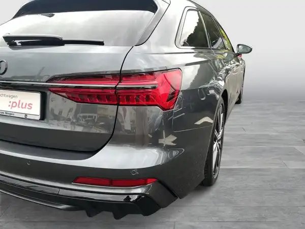 Das Bild zeigt einen Audi S6 Avant von hinten in grau. Es ist ein Fahrzeugbild, das ein Händlerlogo enthält und möglicherweise markante Texteinblendungen aufweist.
