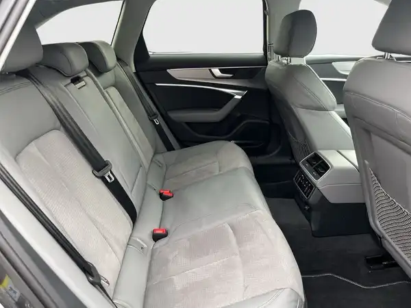 Innenaufnahme des Fahrzeugs, zeigt die Rückbank mit hellgrauem Interieur.