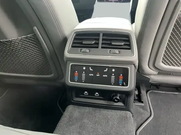 Das Bild zeigt den Innenraum eines AUDI S6 AVANT, einschließlich der Bedienelemente für die Klimaanlage und den Rücksitzbereich. Die Innenfarbe ist grau.