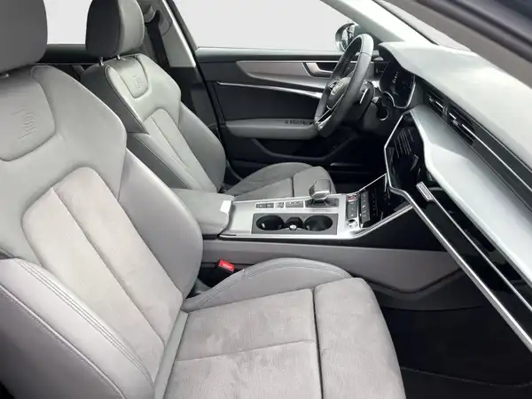 Das Bild zeigt den Innenraum eines AUDI S6 AVANT mit hellgrauem Interieur und moderner Ausstattung.
