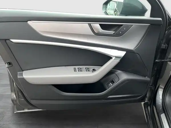 Das Bild zeigt die Innenansicht der Fahrertür eines AUDI S6 AVANT in schwarzer Farbe.