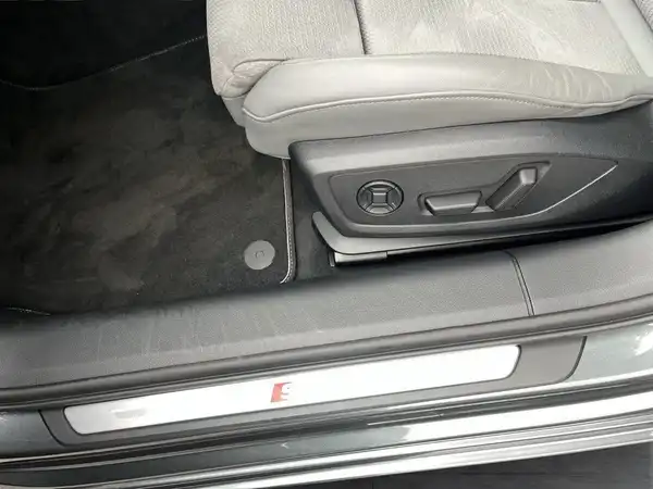 Das Bild zeigt den Innenraum eines AUDI S6 AVANT, speziell den Fahrersitz mit einer hellgrauen Polsterung und dem Fußraum.