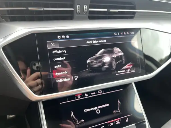 Das Bild zeigt das Innenraum-Dashboard eines Audi S6. Der Bildschirm zeigt verschiedene Fahrmodi an.