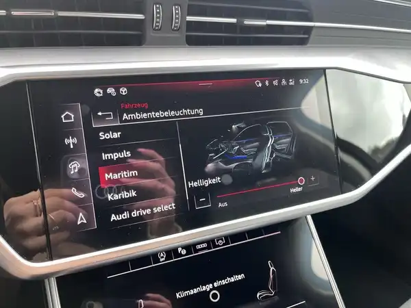 Das Bild zeigt das Innenraumdisplay eines AUDI S6 AVANT mit einer Auswahl an Funktionen für die Ambientebeleuchtung.