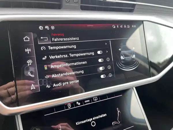 Das Bild zeigt das Innenraumdisplay eines AUDI S6 AVANT mit verschiedenen Anzeigeoptionen wie Fahrassistenz und Tempowarnung.