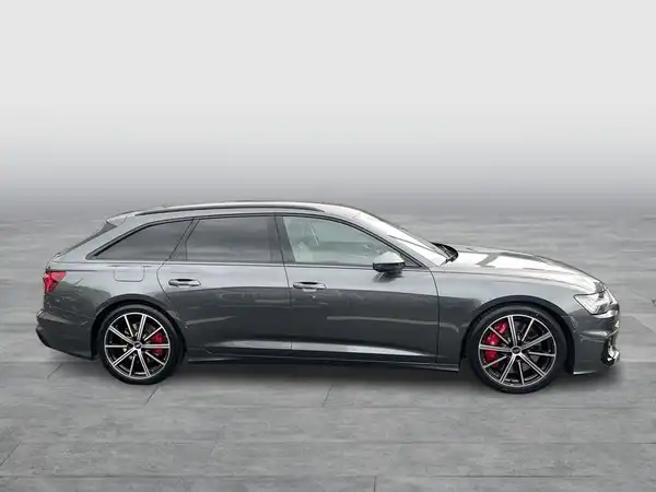 Das Bild zeigt einen grau lackierten Audi S6 Avant von der Seite.