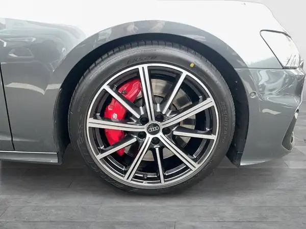 Das Bild zeigt die Seite eines grauen AUDI S6 AVANT mit einem Fokus auf dem Rad und der Bremse.