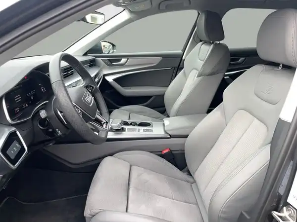 Innenaufnahme eines AUDI S6 AVANT in hellgrauer Farbe.