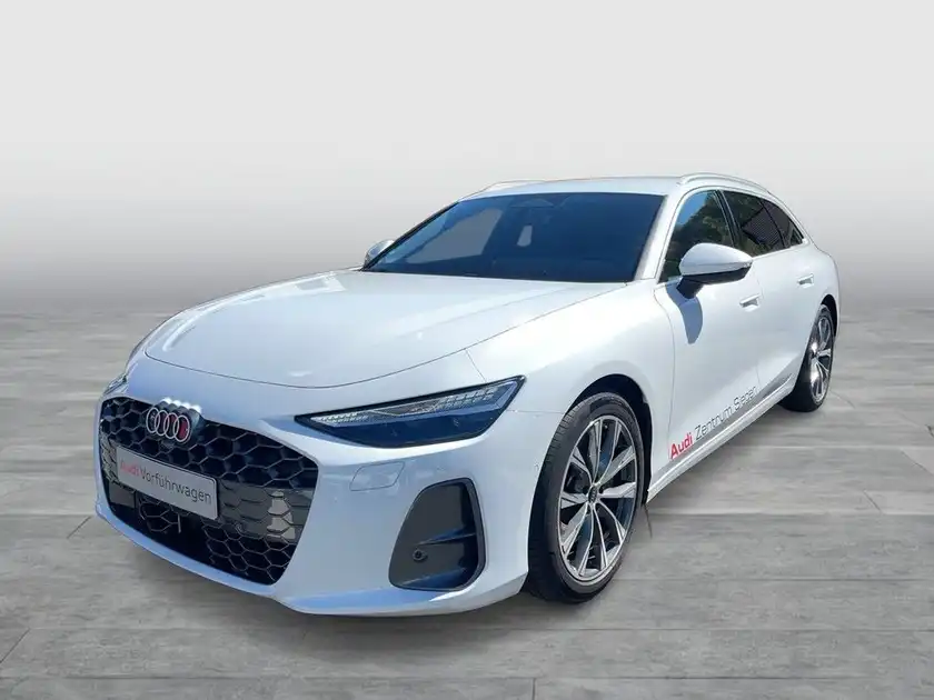 Das Bild zeigt einen weißen AUDI A6 AVANT aus der Frontalansicht. An der Seite des Fahrzeugs ist eine Texteinblendung zu sehen.