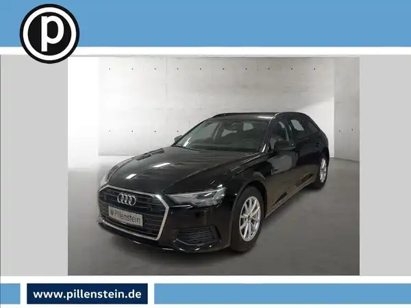 Das Bild zeigt einen schwarzen AUDI A6 AVANT aus der Frontansicht. Es enthält das Händlerlogo und weitere Texteinblendungen.