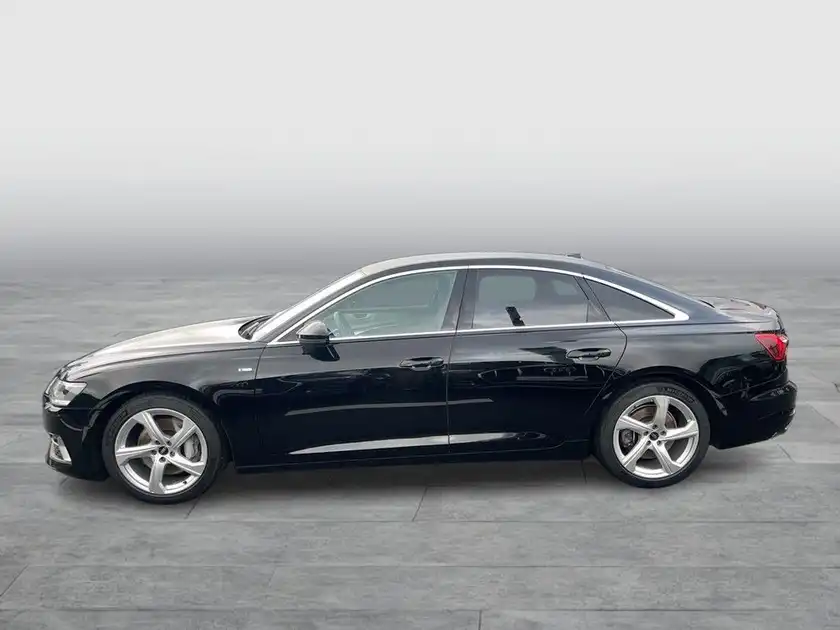Das Bild zeigt einen schwarzen Audi A6 Limousine von der Seite.